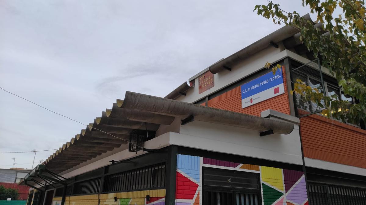 Cubierta de fibrocemento en el CEIP Pintor Pedro Flores