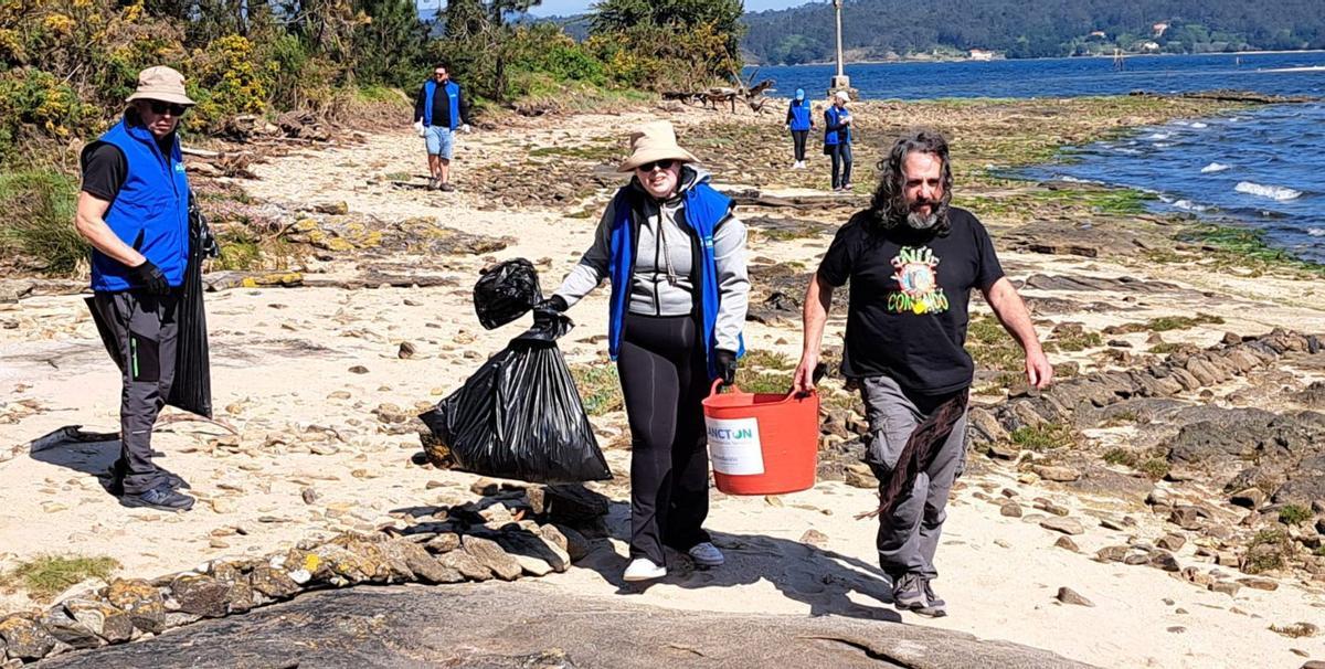 Los voluntarios recogieron los residuos en capachos y bolsas de plástico. | FDV