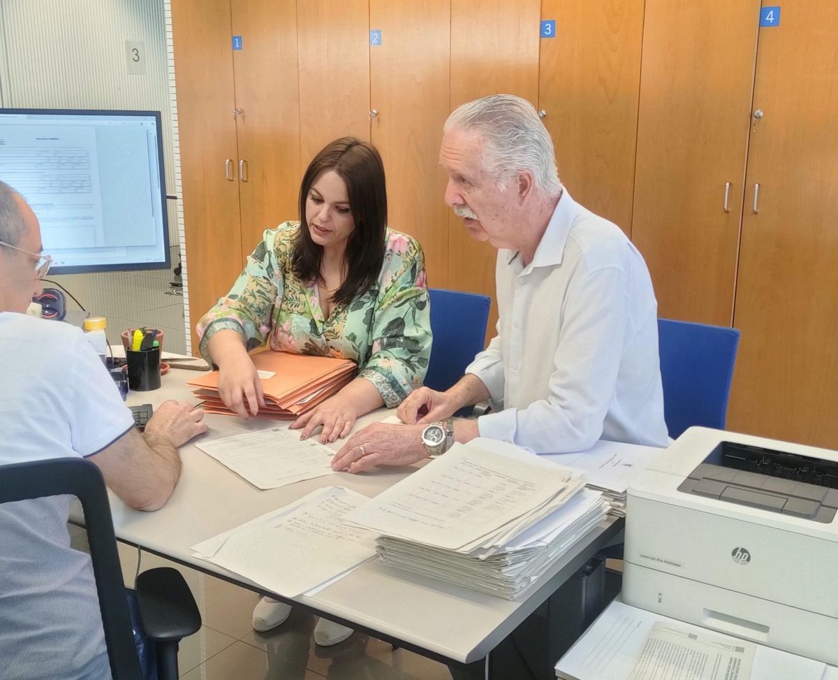 Los ediles de EU-Podem entregan las firmas por registro