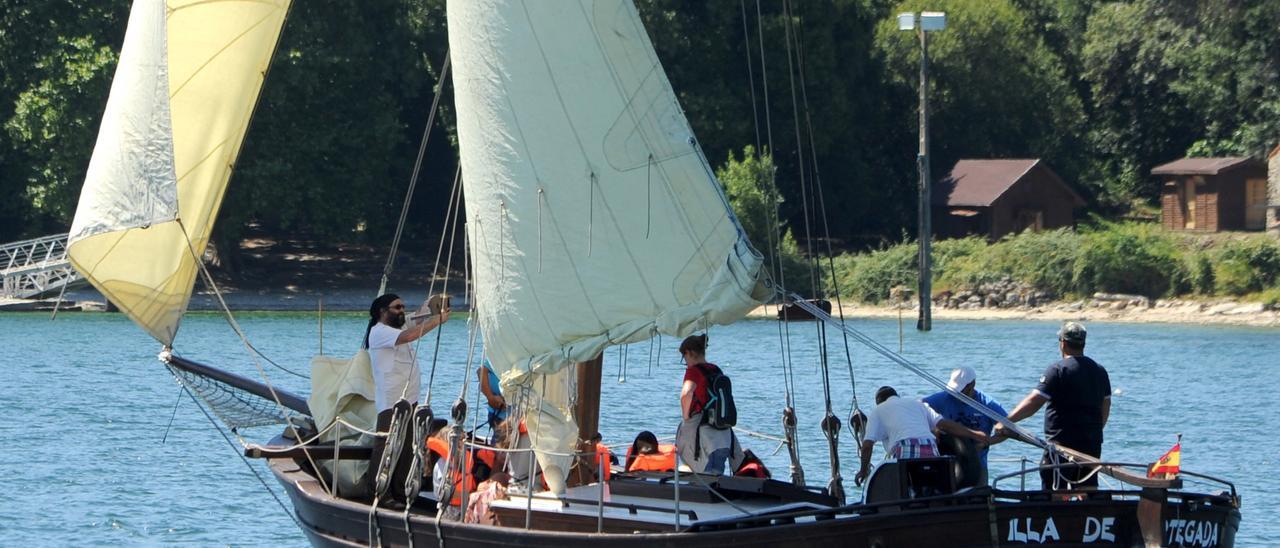 Uno de los galeones que realizan travesías por la ría de Arousa