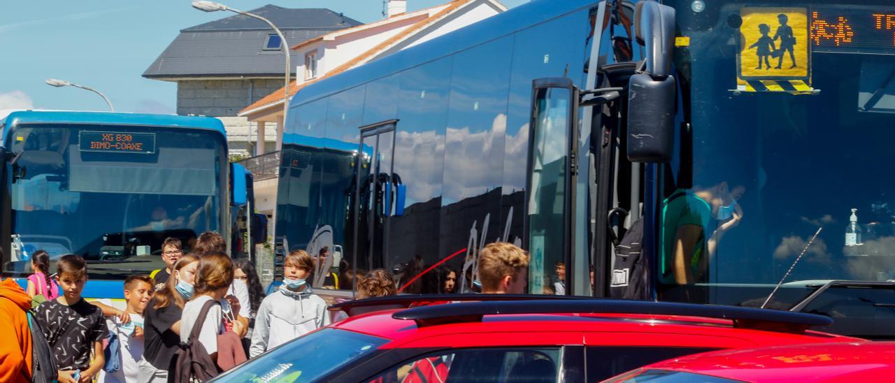 Estudiantes del Cotarelo esperan el transporte escolar.