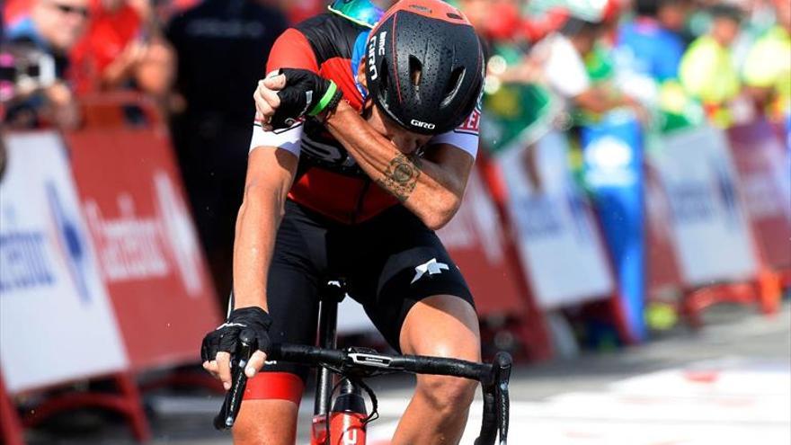 Thibaut Pinot se fuga y pone en jaque a la Vuelta en un día de perros