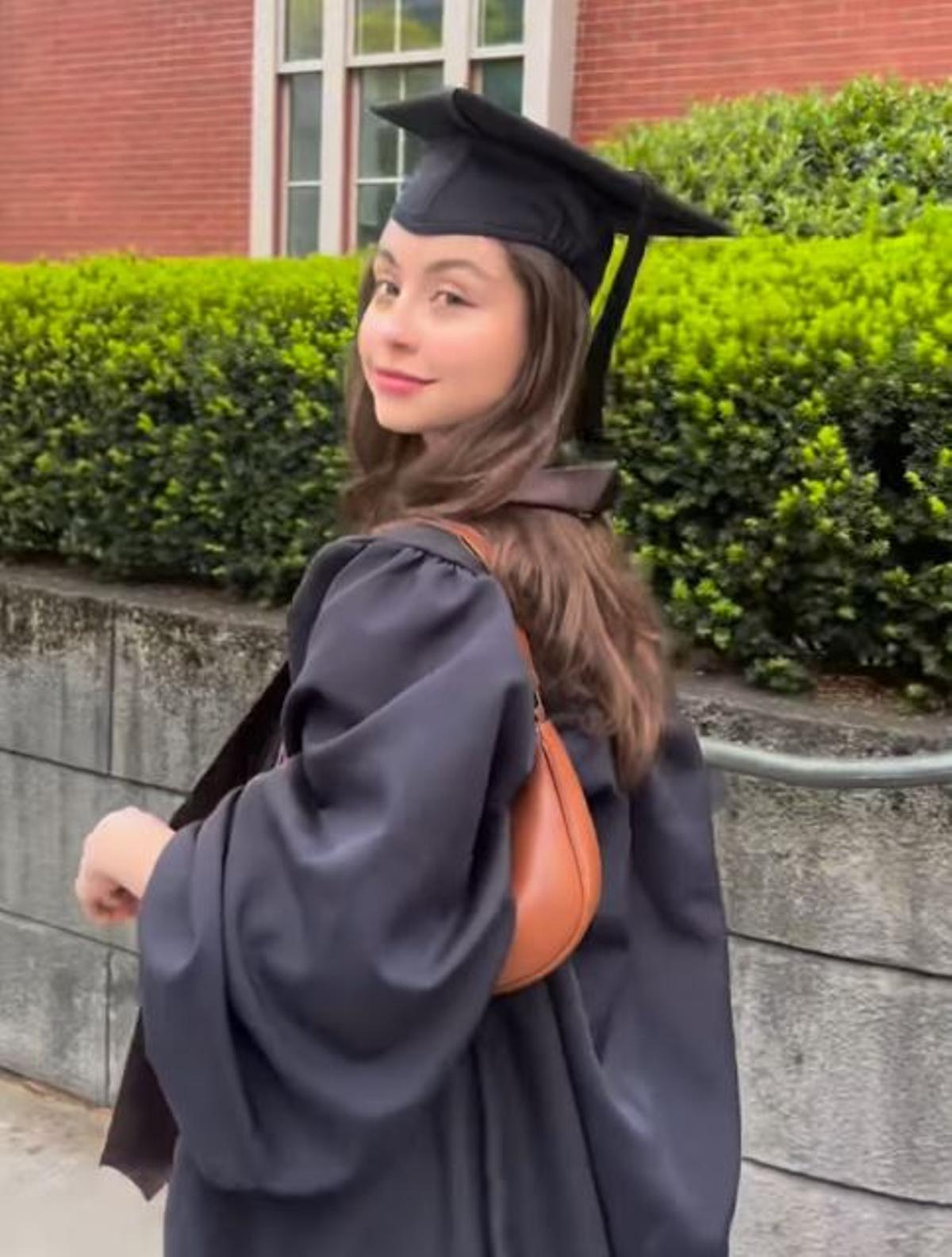 La joven, de camino a la graduación, en una imagen del vídeo.