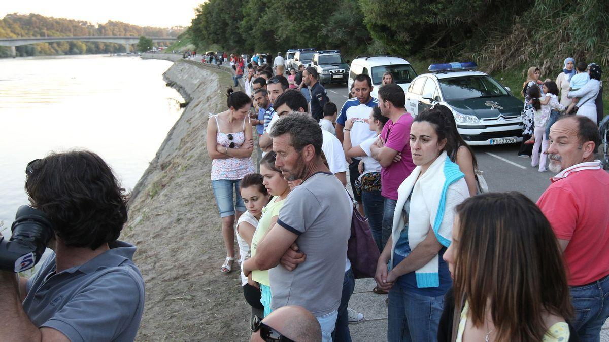 Vecinos de Salvaterra a orillas del río Miño cuando se ahogaron los pequeños en 2013.