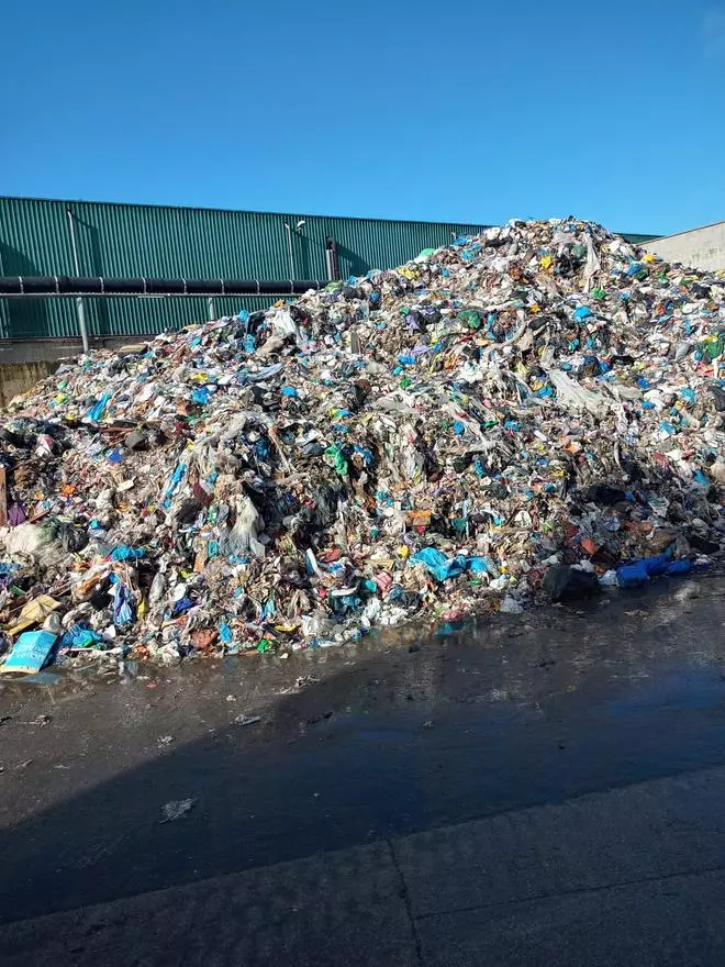 Las montañas de basura de Nostián cumplirán dos meses acumuladas al aire libre este fin de semana