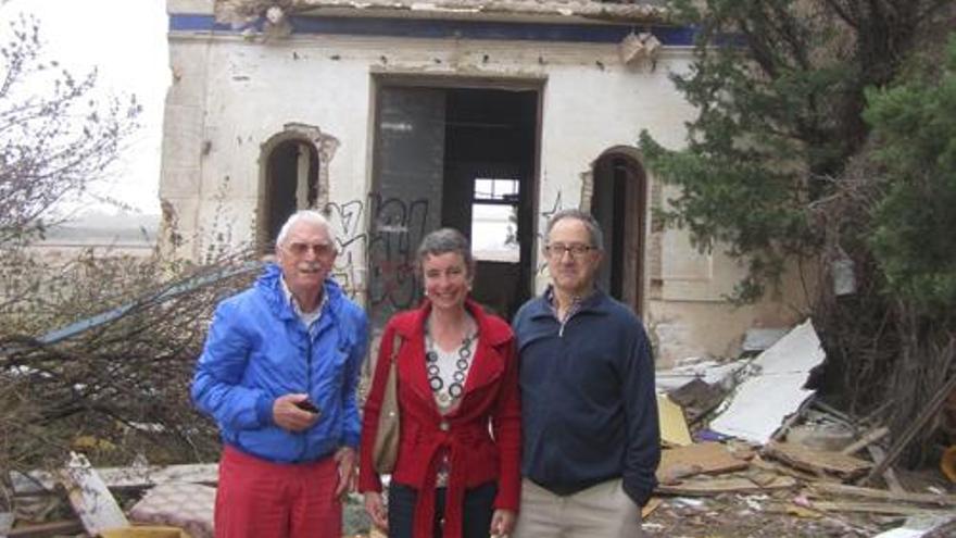 Ernesto Segarra con sus familiares, en la casa.