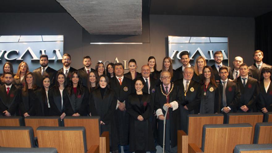 Los 29 nuevos abogados y abogadas con el decano del ICALI y otros asistentes al acto.