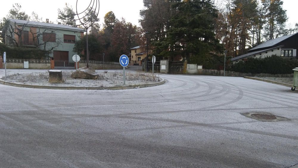 Rotonda. No és neu, era tanta la fredor de la nit que al matí va aparèixer la rotonda ben emblanquinada de gel, pocs cotxes hi havien passat