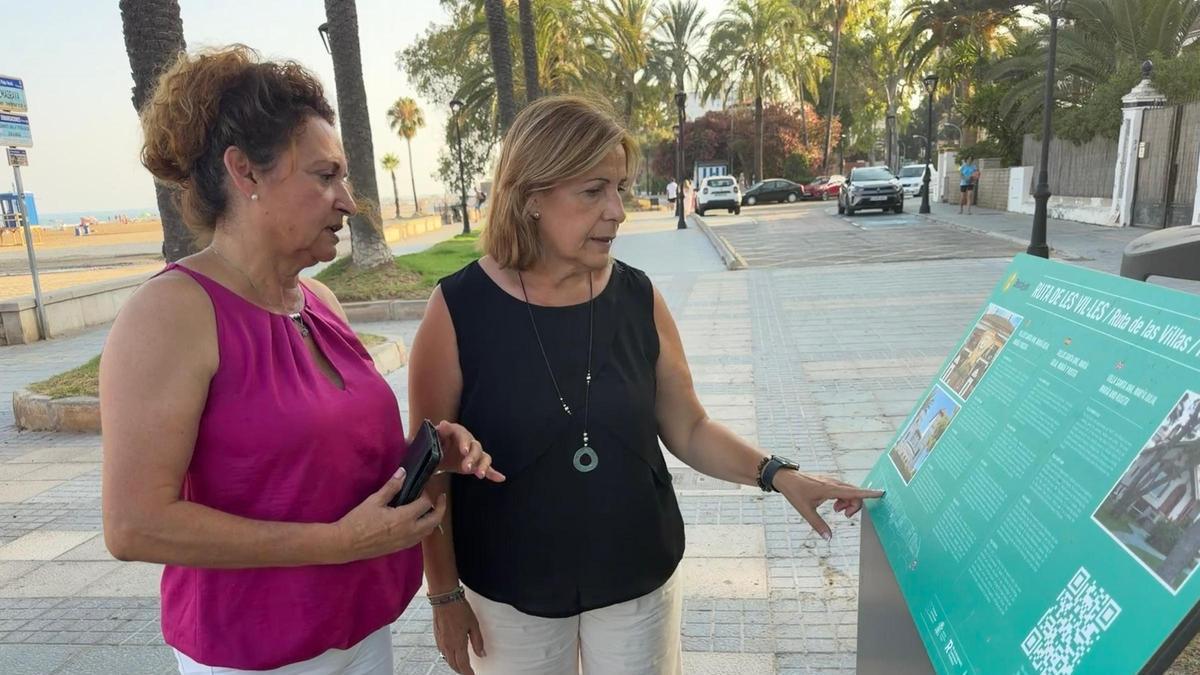 La alcaldesa de Benicàssim, Susana Marqués, y la concejala de Turismo, Elena Llobell, consultan uno de los nuevos paneles inteligentes instalados en la Ruta de las Villas.