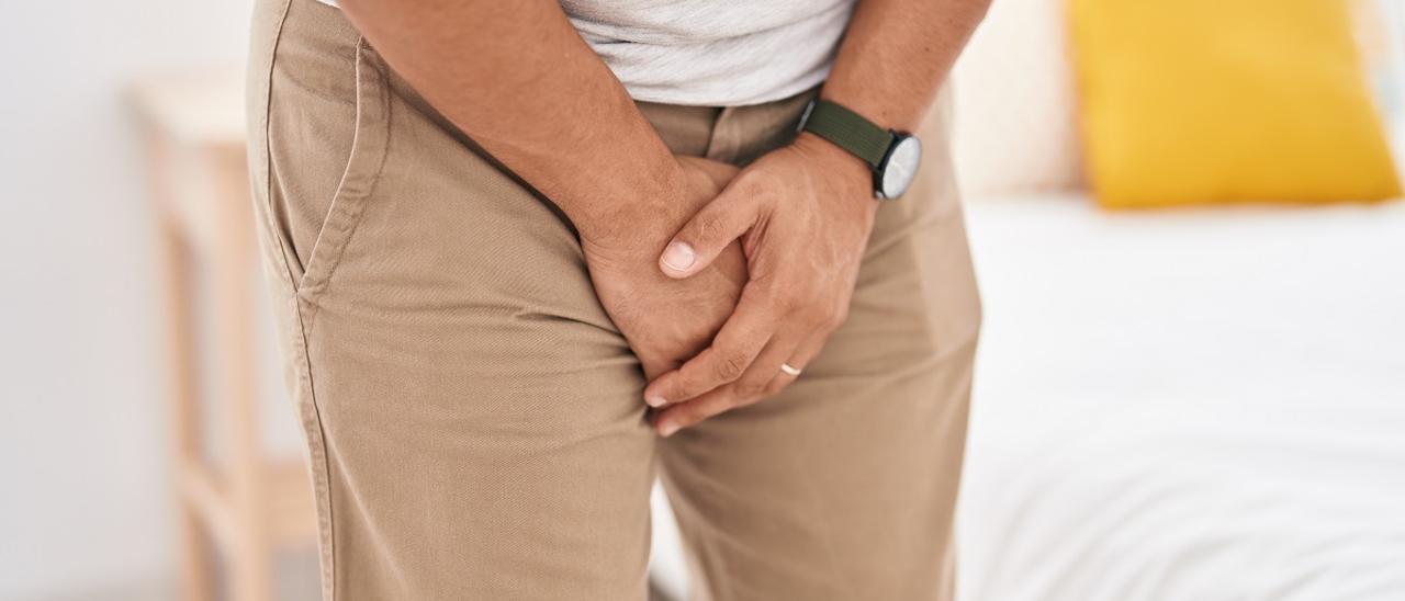 ¿Qué es la estenosis uretral que tanto afecta a los hombres mayores de 65, y qué riesgos tiene?
