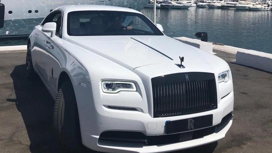 Uno de los Rolls-Royce de prueba, en Puerto Banús.