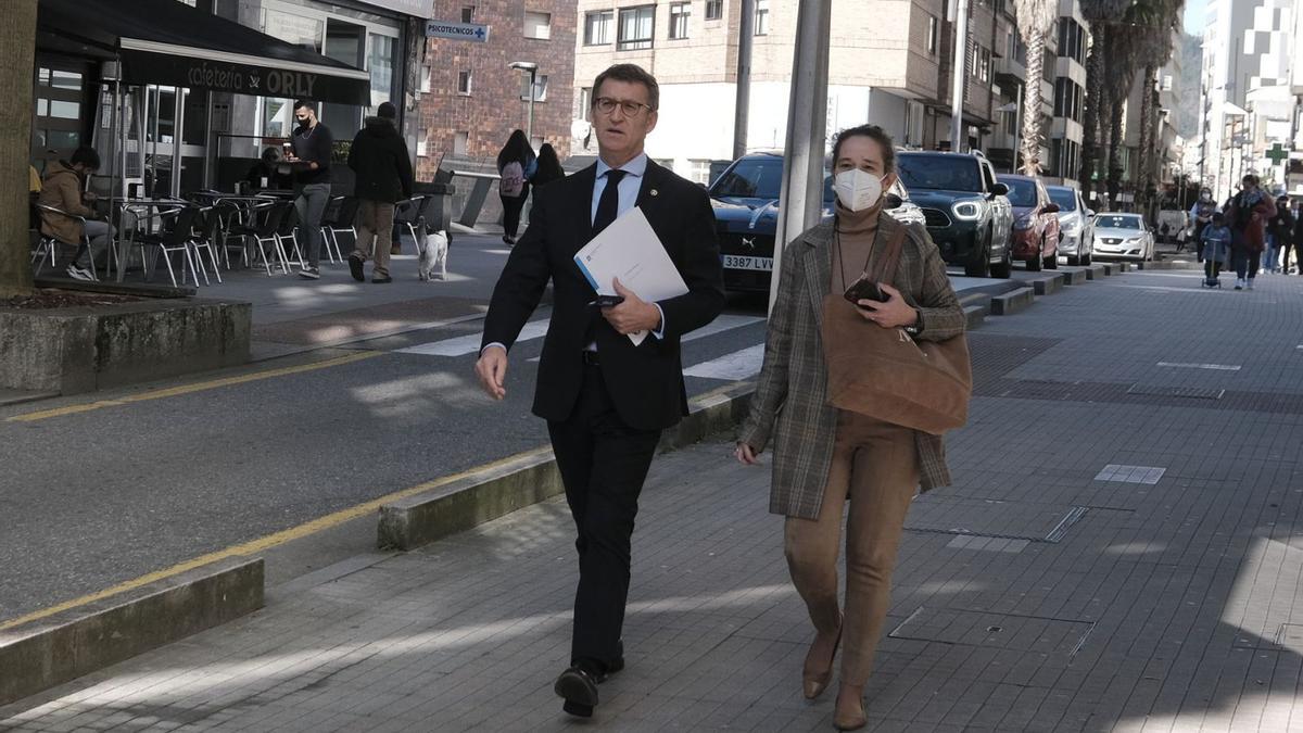 Feijóo y la secretaria de
 medios de la Xunta
de Galicia, Mar Sánchez, 
ayer, en la avenida de Vigo
 de Pontevedra. 
 // E.P.