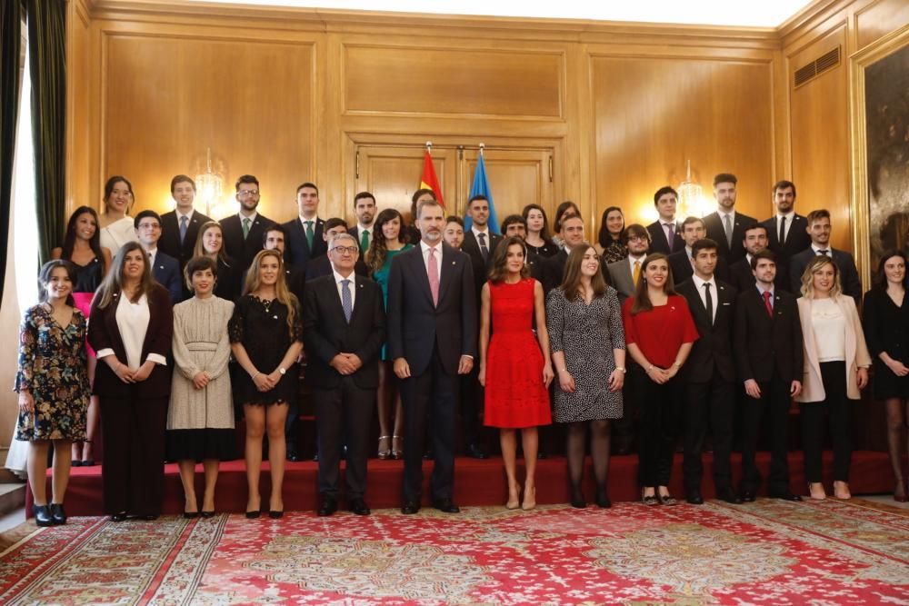 Los Reyes reciben a los mejores estudiantes de la Universidad de Oviedo.