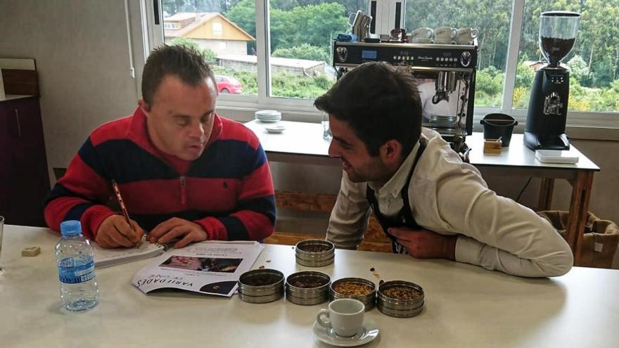 Roberto Pereira con su entrenador, Marcos González // DOWN Vigo