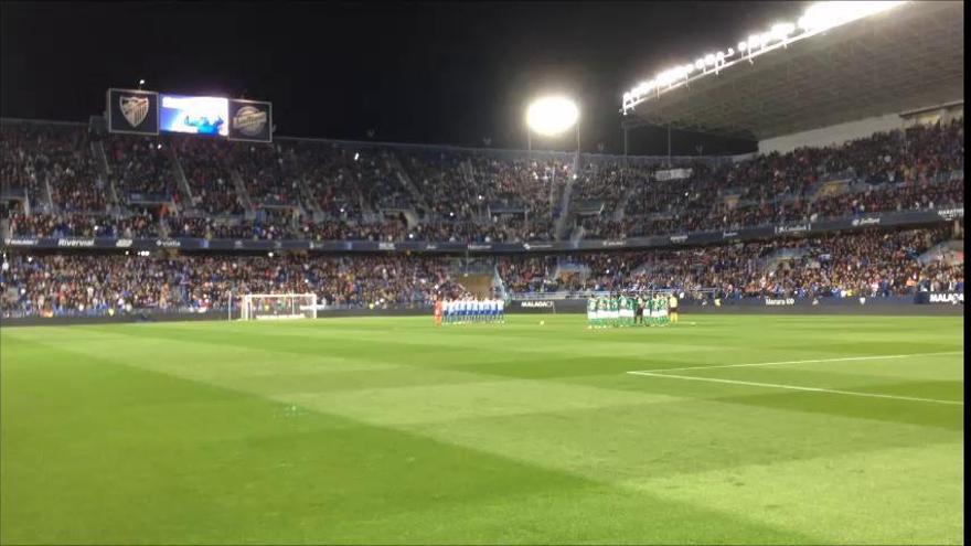 Emotivo minuto de silencio de La Rosaleda por Pablo Ráez