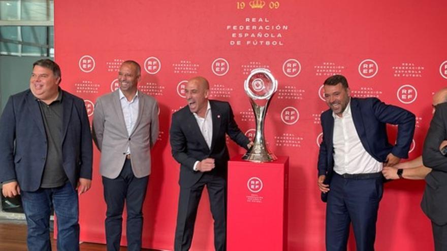 De izquierda a derecha, Sansó, Vadillo, Rubiales y Tirado sonríen junto al trofeo, ayer en la Federación Española.