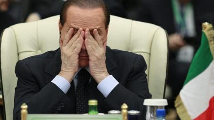 Berlusconi, el pasado lunes, en una cumbre en Trípoli.