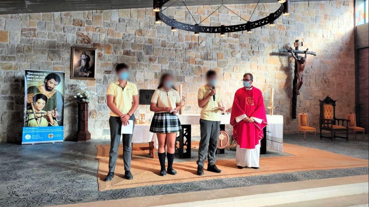 Alumnos del CEU Jesús María de Alicante en la capilla del centro.