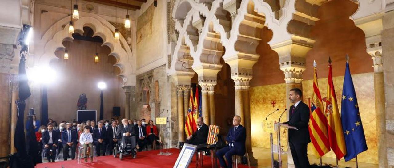 Discurso de Gabriel Tirado en presencia de Fernández Clemente, Lambán y Sada.