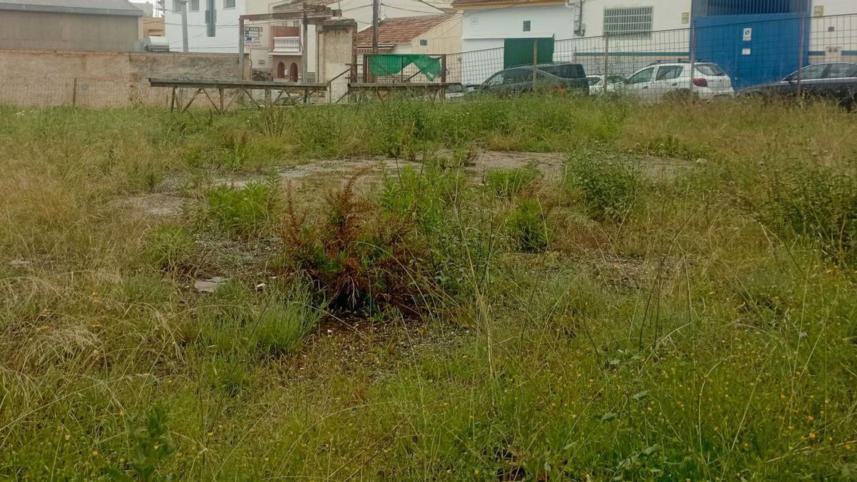 Los vecinos de La Pelusa proponen un centro ciudadano en la parcela de calle Potosí, dado que la Junta no permite una gasolinera de bajo coste.
