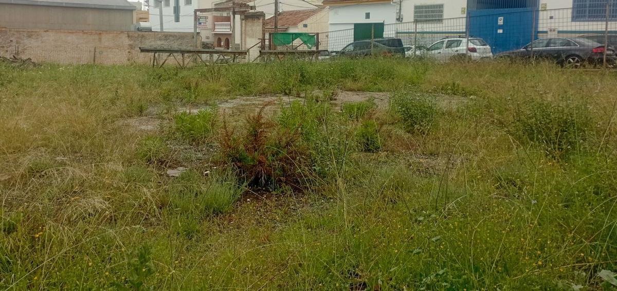 Los vecinos de La Pelusa proponen un centro ciudadano en la parcela de calle Potosí, dado que la Junta no permite una gasolinera de bajo coste. | A.V.