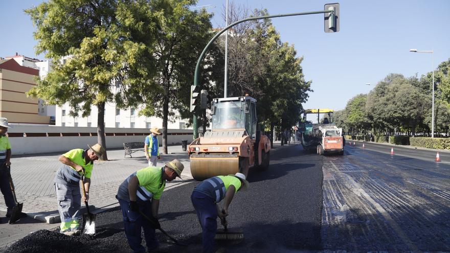 Continúa por la avenida América el asfaltado para reducir la contaminación acústica en Córdoba