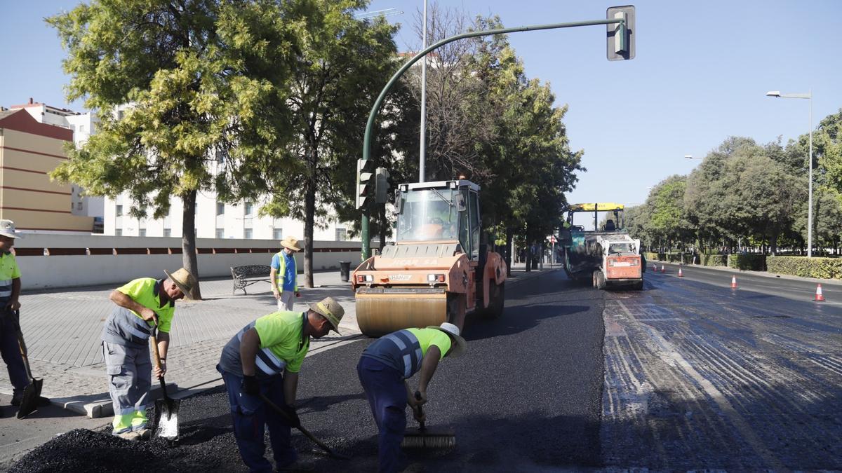 Trabajos de asfalto en la Avenida América este viernes, para instalar asfalto fonoabsorbente.