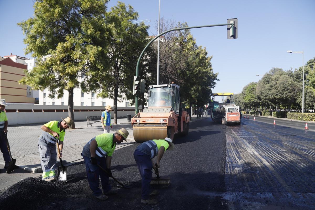 Imagen de archivo de la instalación de asfalto fonoabsorbente en la avenida de América.