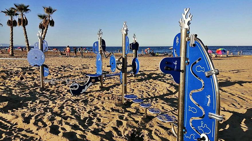Canet instala un parque biosaludable en su playa