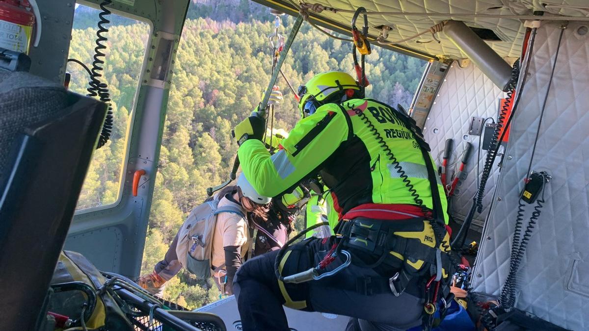 Rescatan a una mujer que se quedó atascada en una tirolina en Mula: estaba a 50 metros de altura.