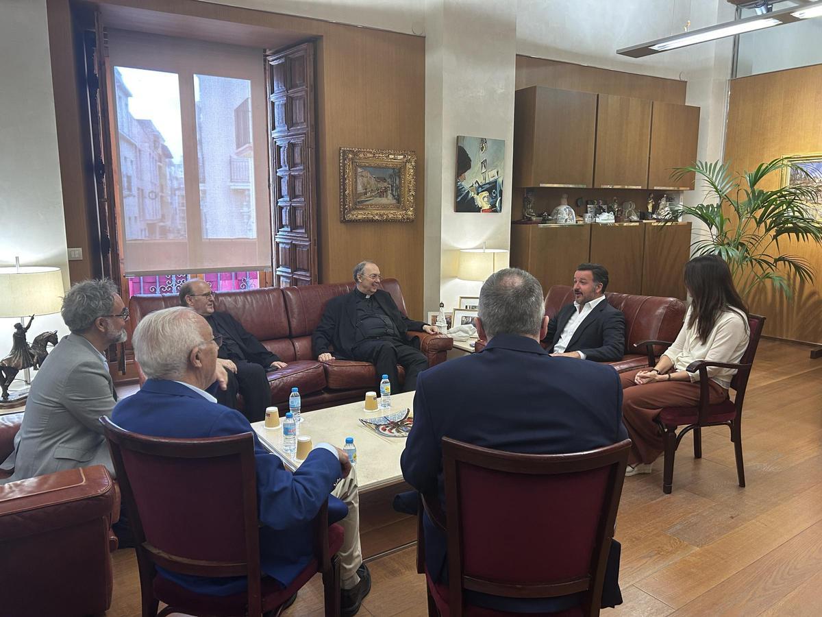 El alcalde de Elche recibía junto a la concejala Irene Ruiz la visita del maestro de capilla de la Catedral de Roma