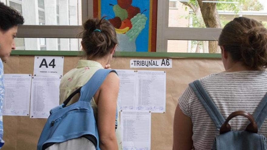 Opositores consultando el listado de tribunales en la última convocatoria