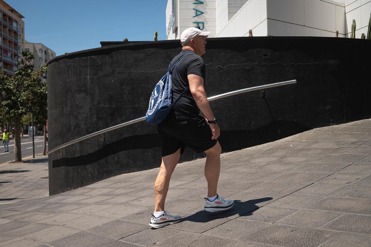 Acera con pendiente junto al Centro Comercial Meridiano, en Santa Cruz.