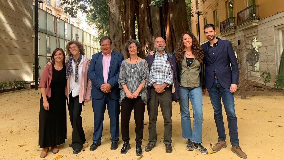 Los diputados Graciela Ferrer, Beatriu Gascó y David Calvo, junto a colectivos sociales, celebran el consenso en torno a la ley.