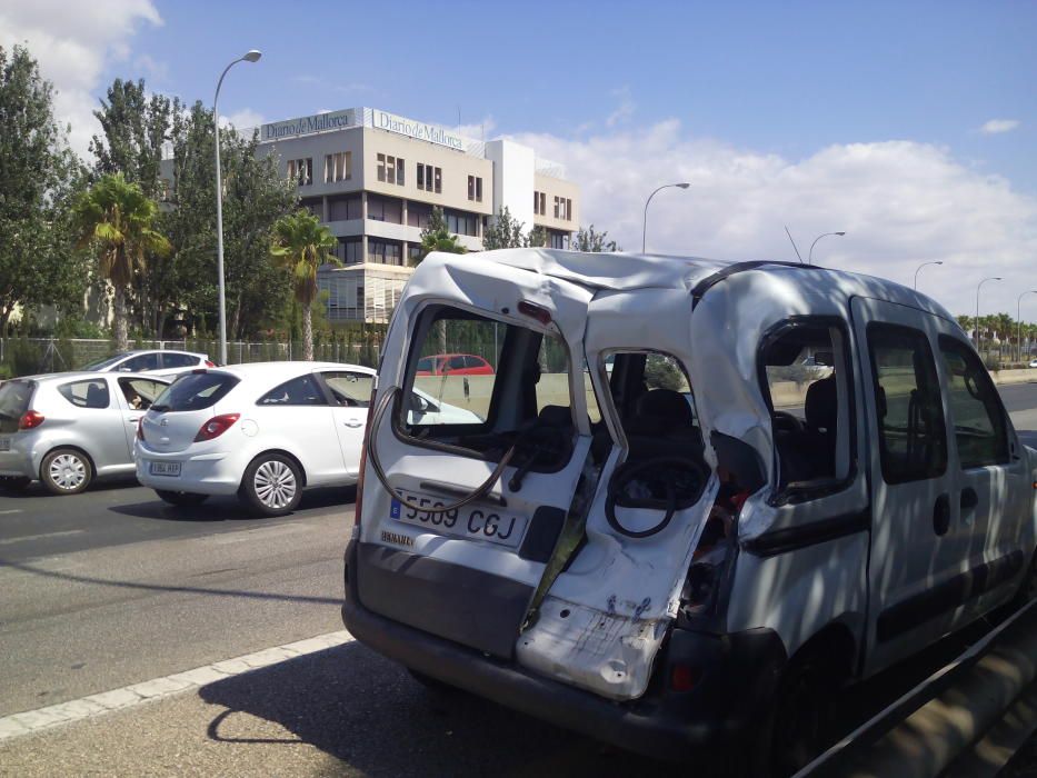 Accidente con un camión de transporte de vehículos en la autopista de Llucmajor