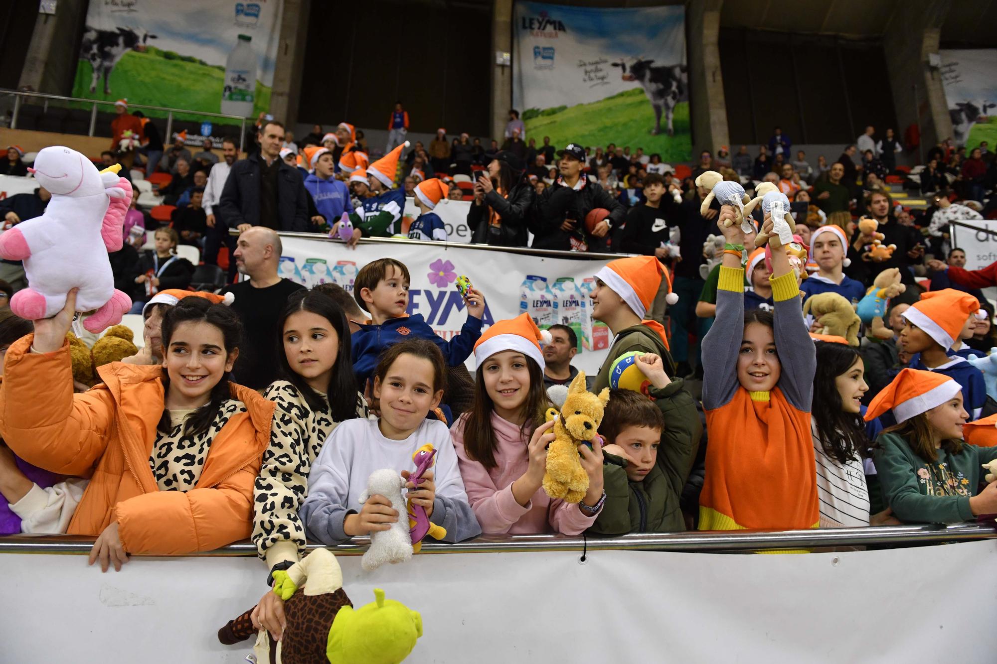 Lluvia de peluches en el partido del Leyma Coruña