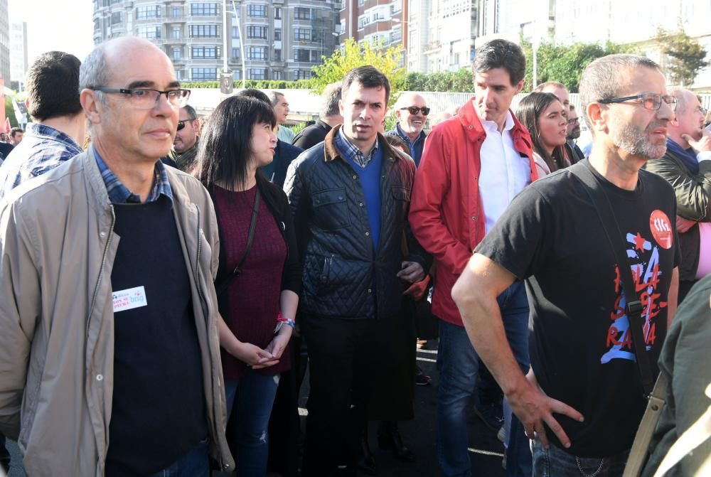 La concentración, que partió de A Palloza hacia la Delegación del Gobieno, contó entre sus asistentes con trabajadores de la planta en Avilés y miembros de la Corporación municipal.