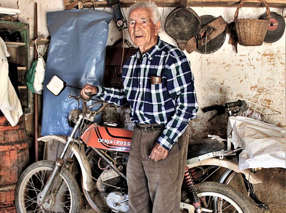 Sergio junto a una de sus debilidades, una vieja moto Derbi Cross.