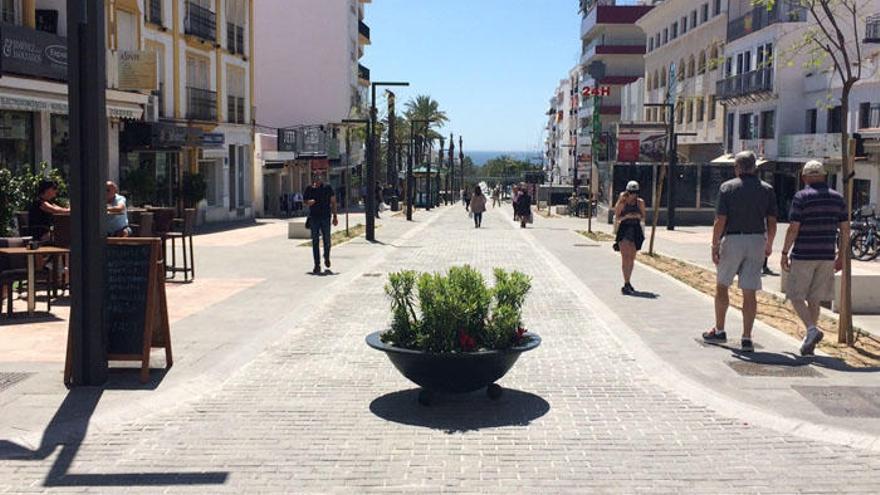 Peatones circulan por la avenida Marqués del Duero, cortada desde diciembre al tráfico rodado.