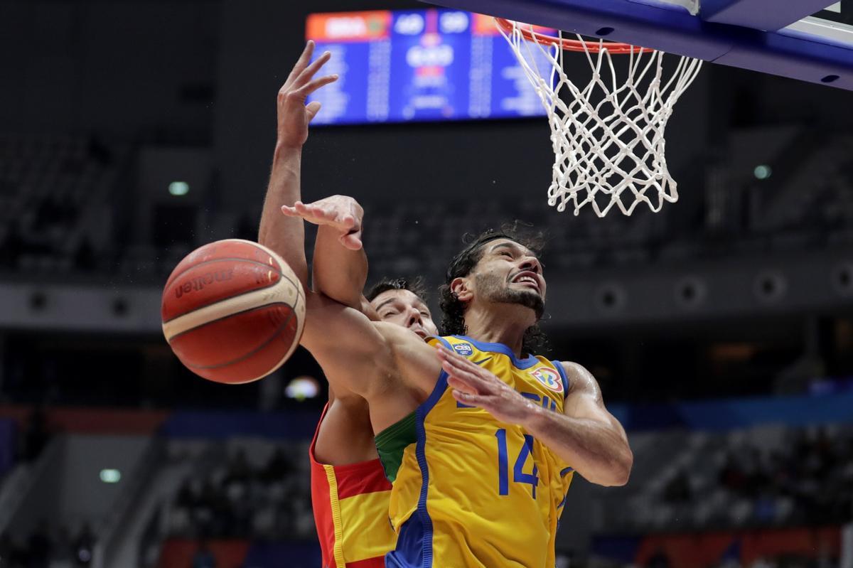 Jakarta (Indonesia), 28/08/2023.- Leonardo Meindl of Brazil (R) in action against Willy Hernangomez of Spain (L) during the FIBA Basketball World Cup 2023 group stage match between Brazil and Spain in Jakarta, Indonesia, 28 August 2023. (Baloncesto, Brasil, España) EFE/EPA/MAST IRHAM