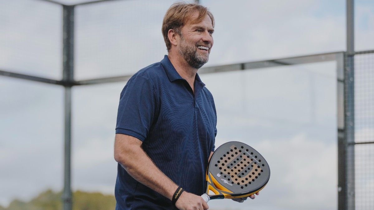 Jürgen Klopp con su pala de pádel Wilson