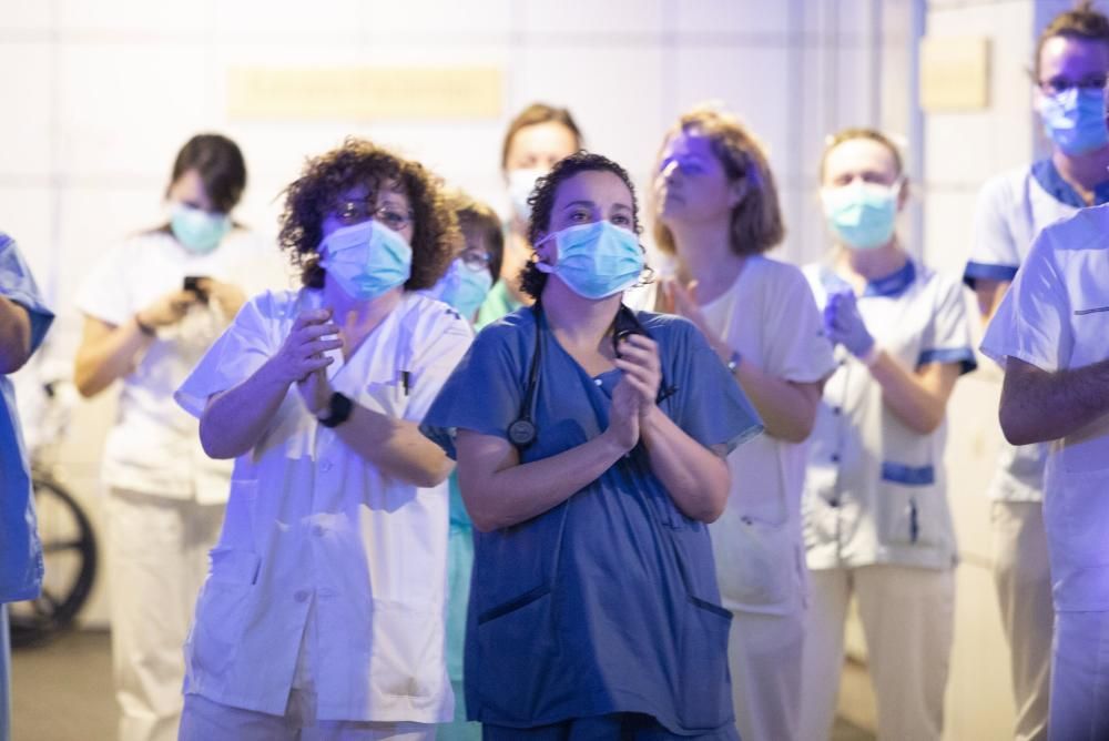 Homenaje de la Policía al personal sanitario en el