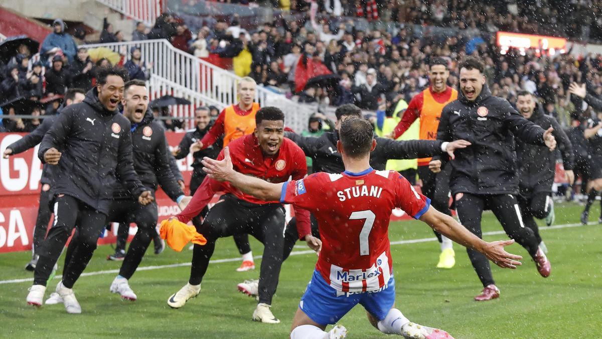 Els companys es llancen sobre Stuani per celebrar el seu gol.