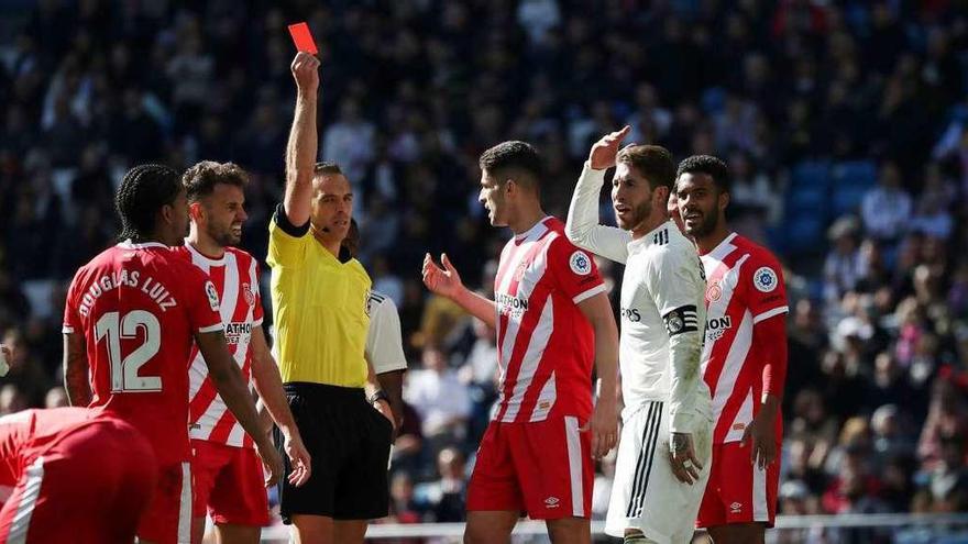 Sergio Ramos, rodeado de jugadores del Girona tras ser expulsado.