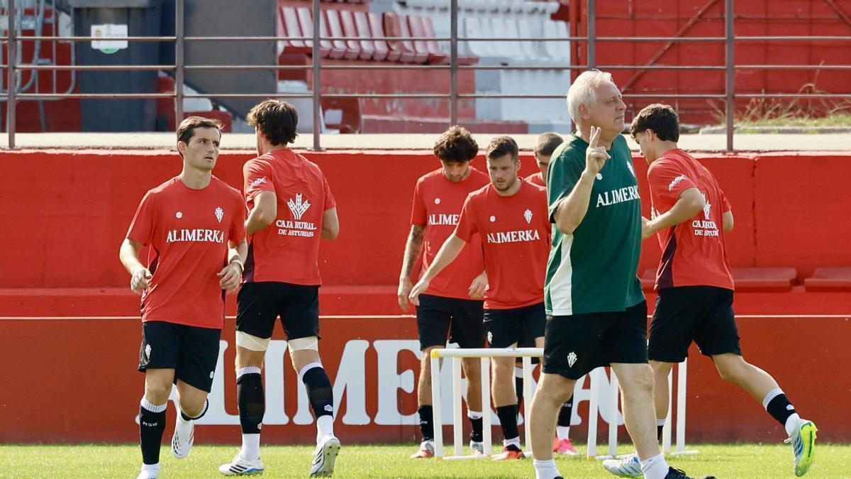 Guillamón, por la izquierda, en su primer entrenamiento con el Sporting