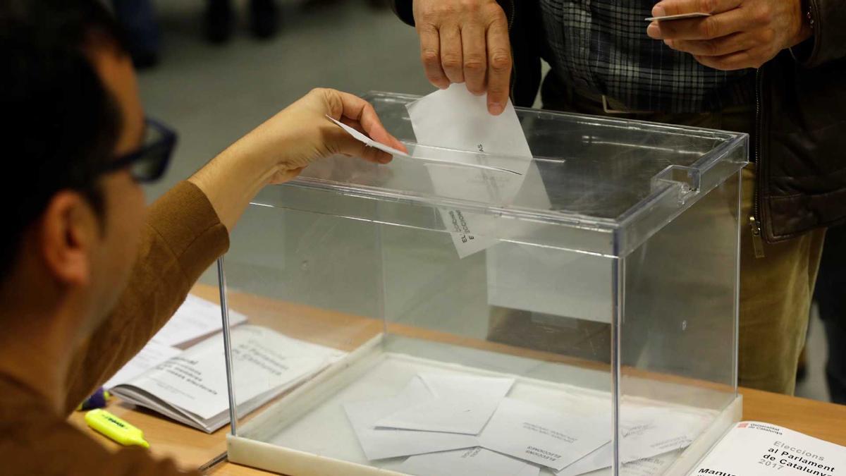 Un ciutadà exercint el dret a vot durant unes eleccions al Parlament de Catalunya, en una imatge d'arxiu.