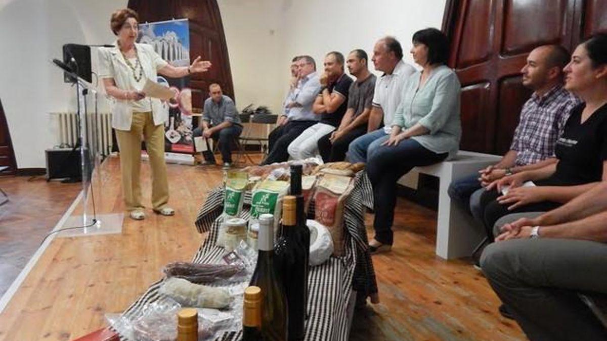 La concejal de Turismo, Teresa Casals, presenta a los nuevos adheridos a la marca 'Terrassa Gastronòmica'