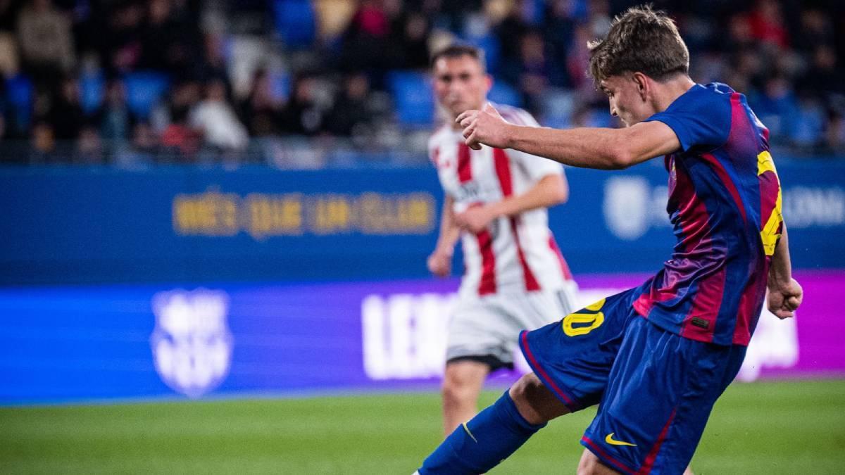 Juan Hernández intenta un disparo ante el Barbastro