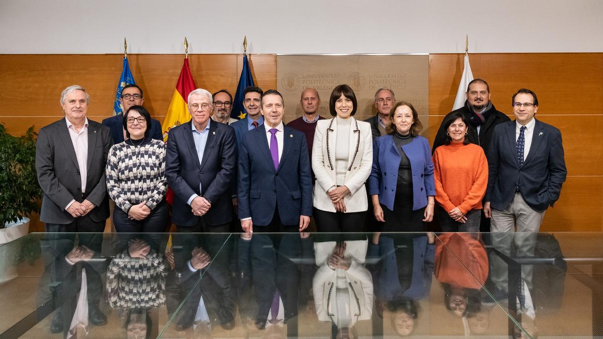La ministra de Ciencia Diana Morant, el rector de la UPV José Capilla, y responsables de la universidad y los centros del CSIC.