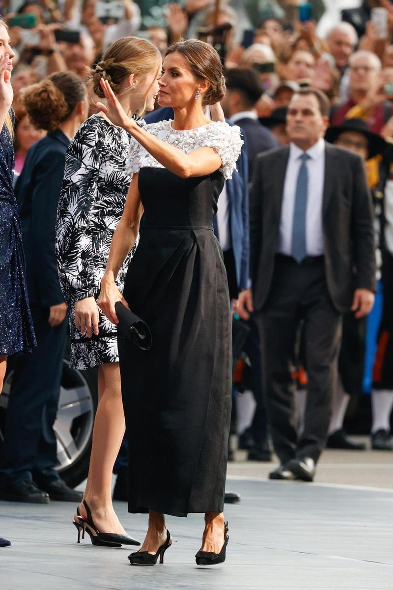 La reina Letizia ha derrochado estilo con un vestido de flores en relieve en los Premios Princesa de Asturias